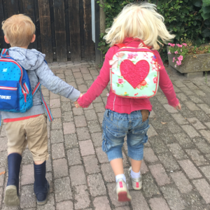 jongen en meisje hand in hand op weg