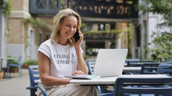 Wat maakt iemand een goede leider vrouw achter laptop