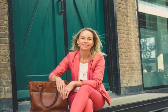 Annita Euwijk zit ontspannen op een bank terwijl ze vertelt over talentgericht leiderschap